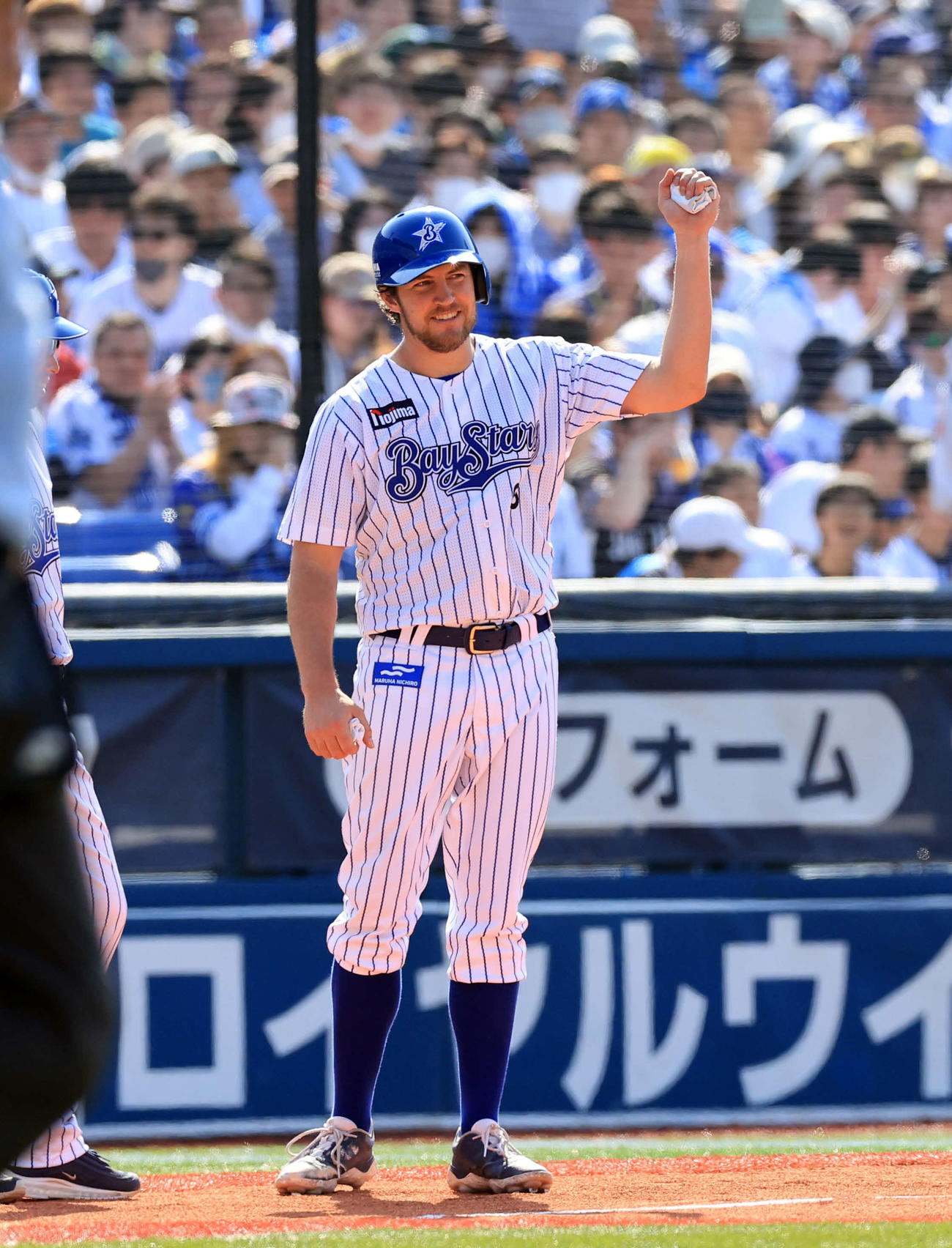 DeNA対西武　5回裏DeNA無死満塁、佐野の勝ち越し2点適時打で三塁進塁したバウアーは笑顔で打撃動作をする（撮影・浅見桂子）