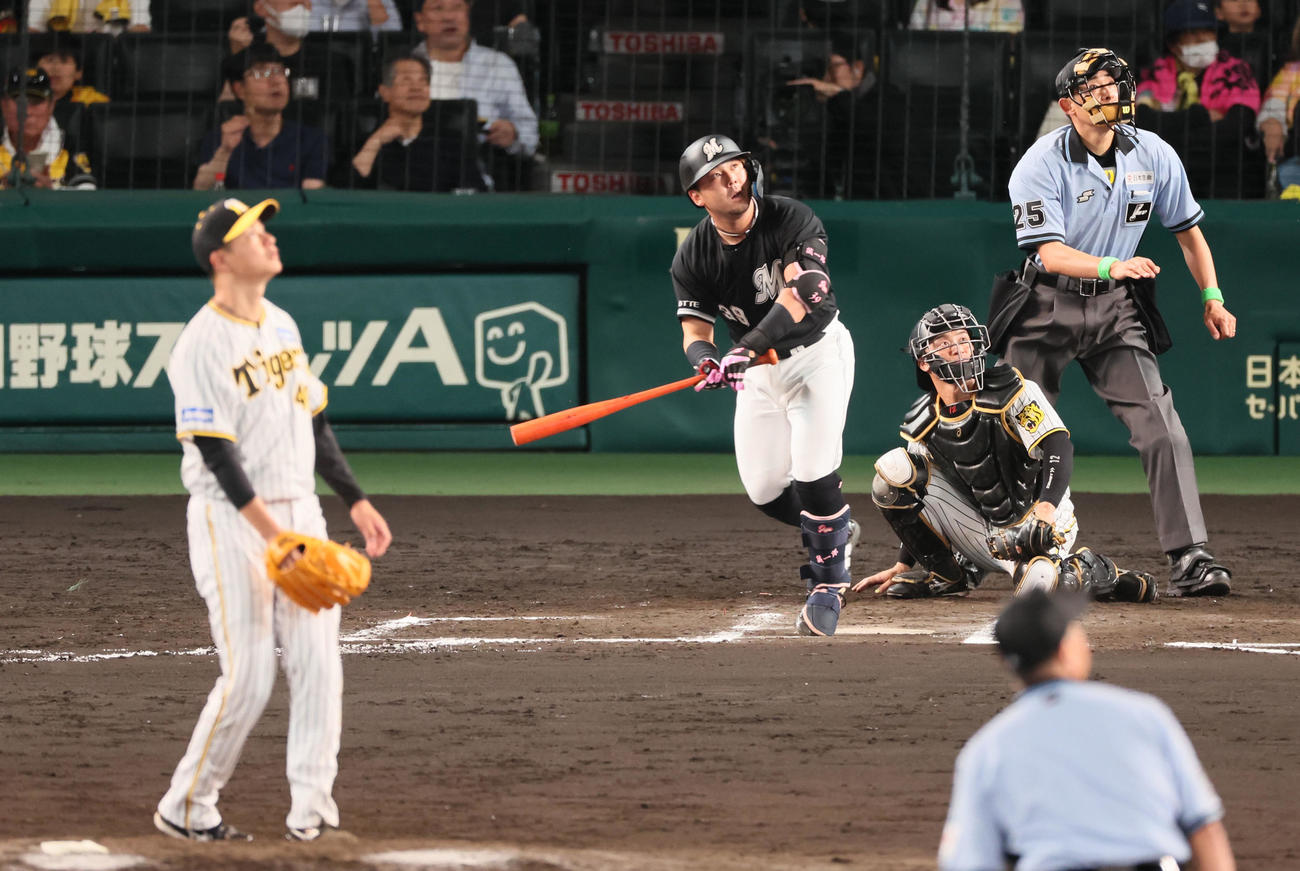 阪神対ロッテ　7回表ロッテ1死一塁、代打大下は左越え2点本塁打を放つ。投手は大竹（撮影・加藤哉）