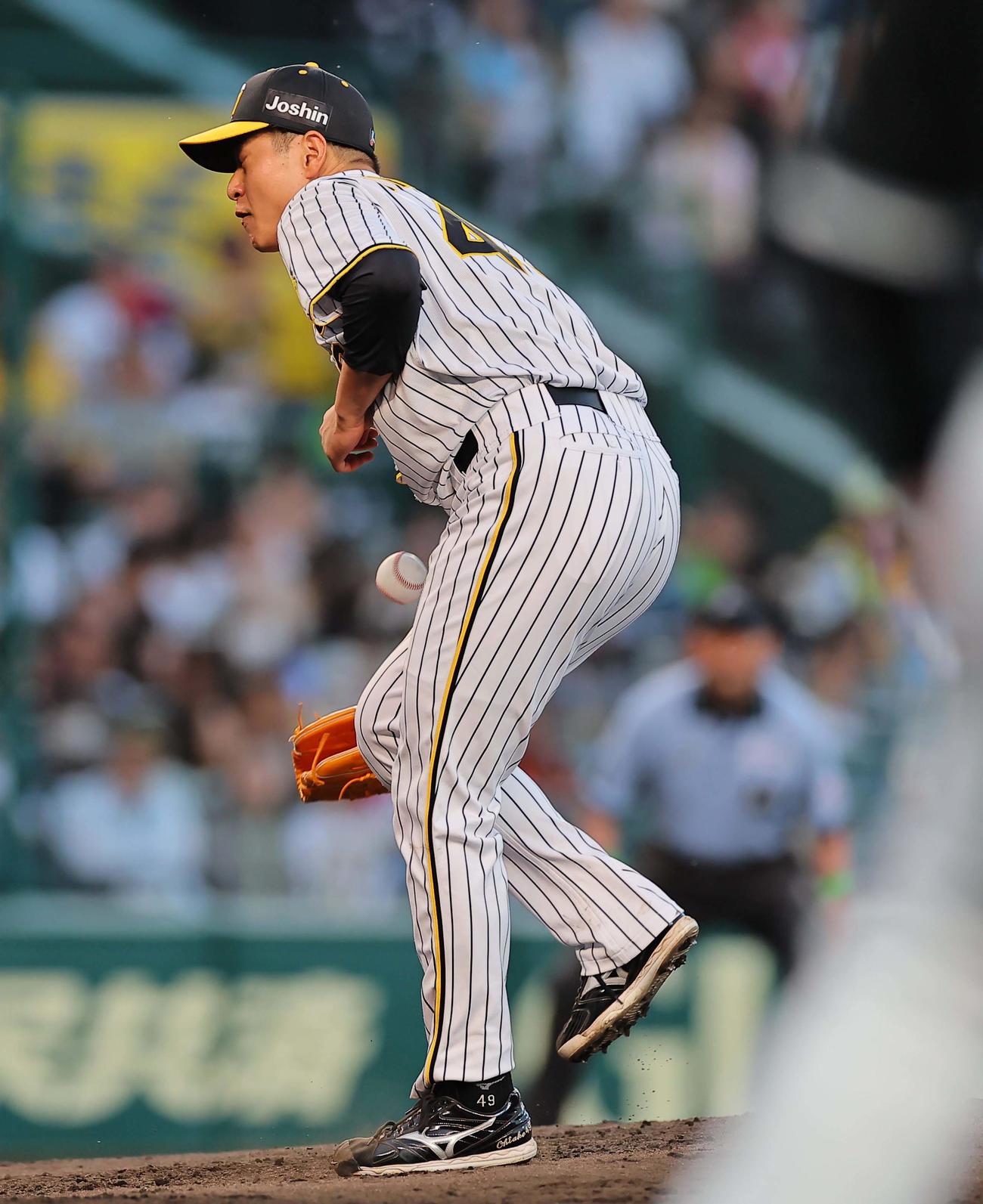 阪神対ロッテ　3回表ロッテ1死二塁、岡の打球を右手に受ける大竹（撮影・上田博志）