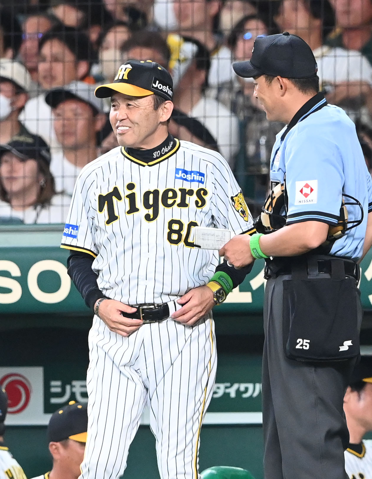 阪神対ロッテ　7回を追え選手の交代を告げる阪神岡田監督（撮影・和賀正仁）