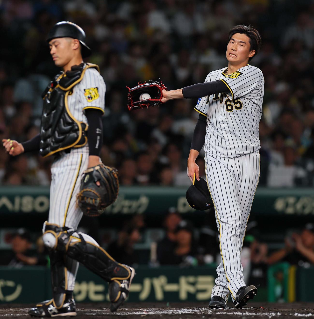 阪神対ロッテ　9回表ロッテ1死二、三塁、湯浅（右）は藤岡に2点適時打を許し険しい表情（撮影・上田博志）