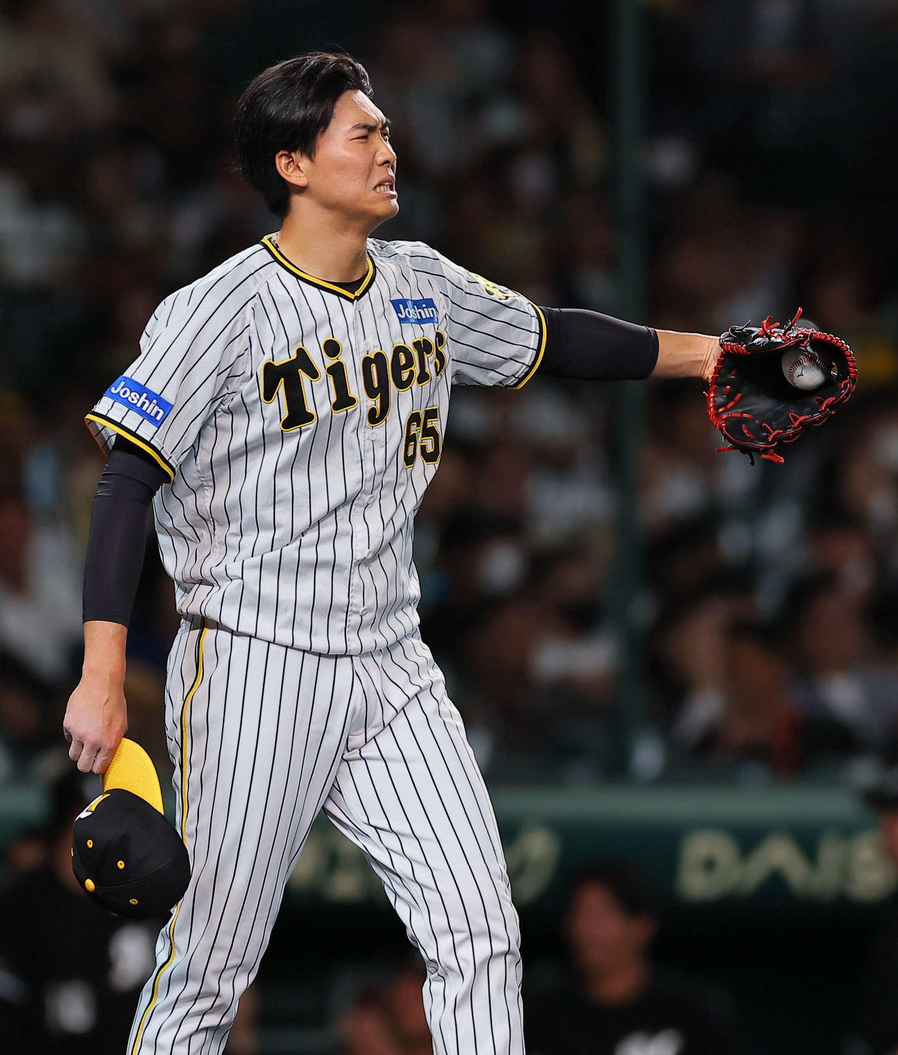 阪神対ロッテ　9回表ロッテ1死二、三塁、湯浅は藤岡に右前同点適時打を浴び厳しい表情を見せる（撮影・上田博志）