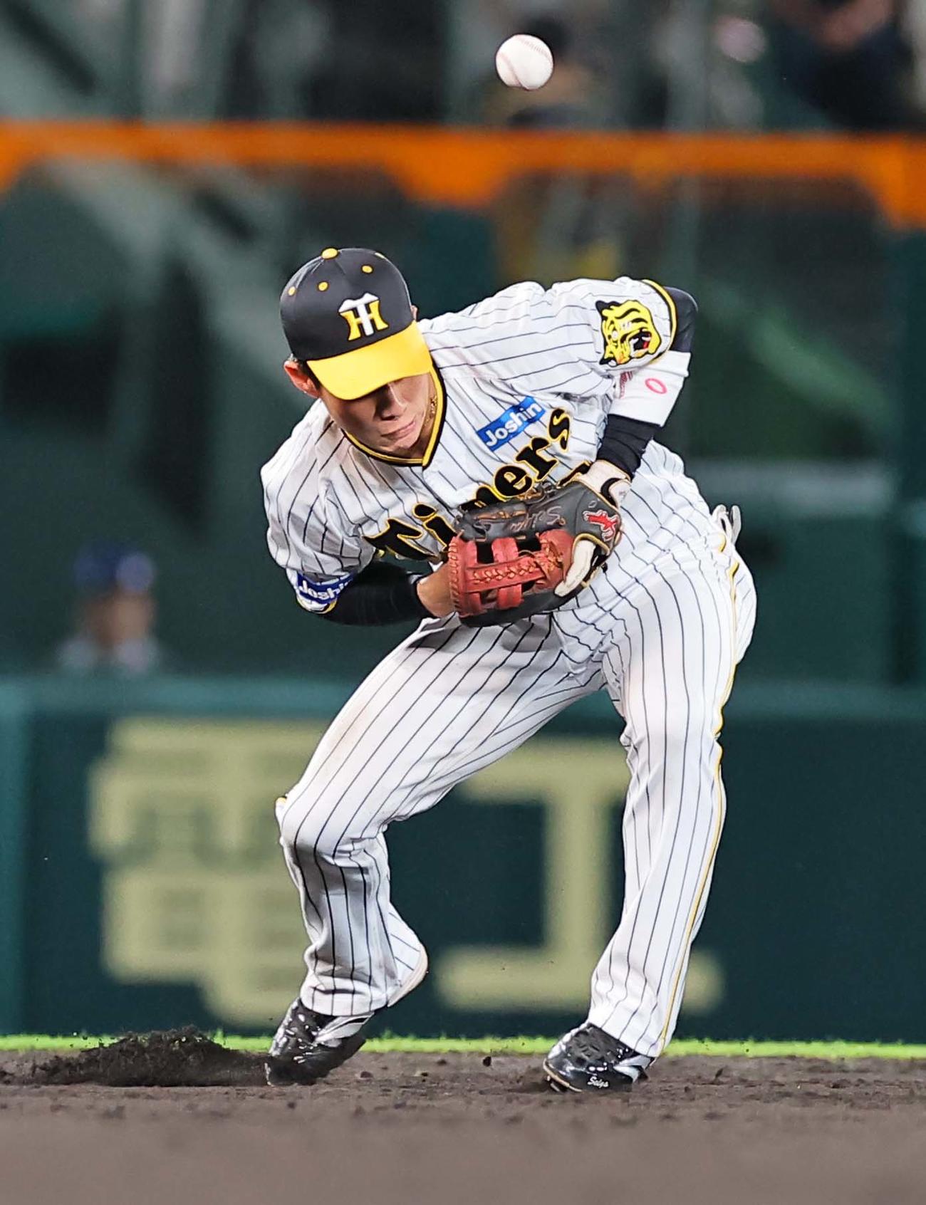 阪神対ロッテ　9回表ロッテ無死、木浪は山口の打球をエラーする（撮影・上田博志）