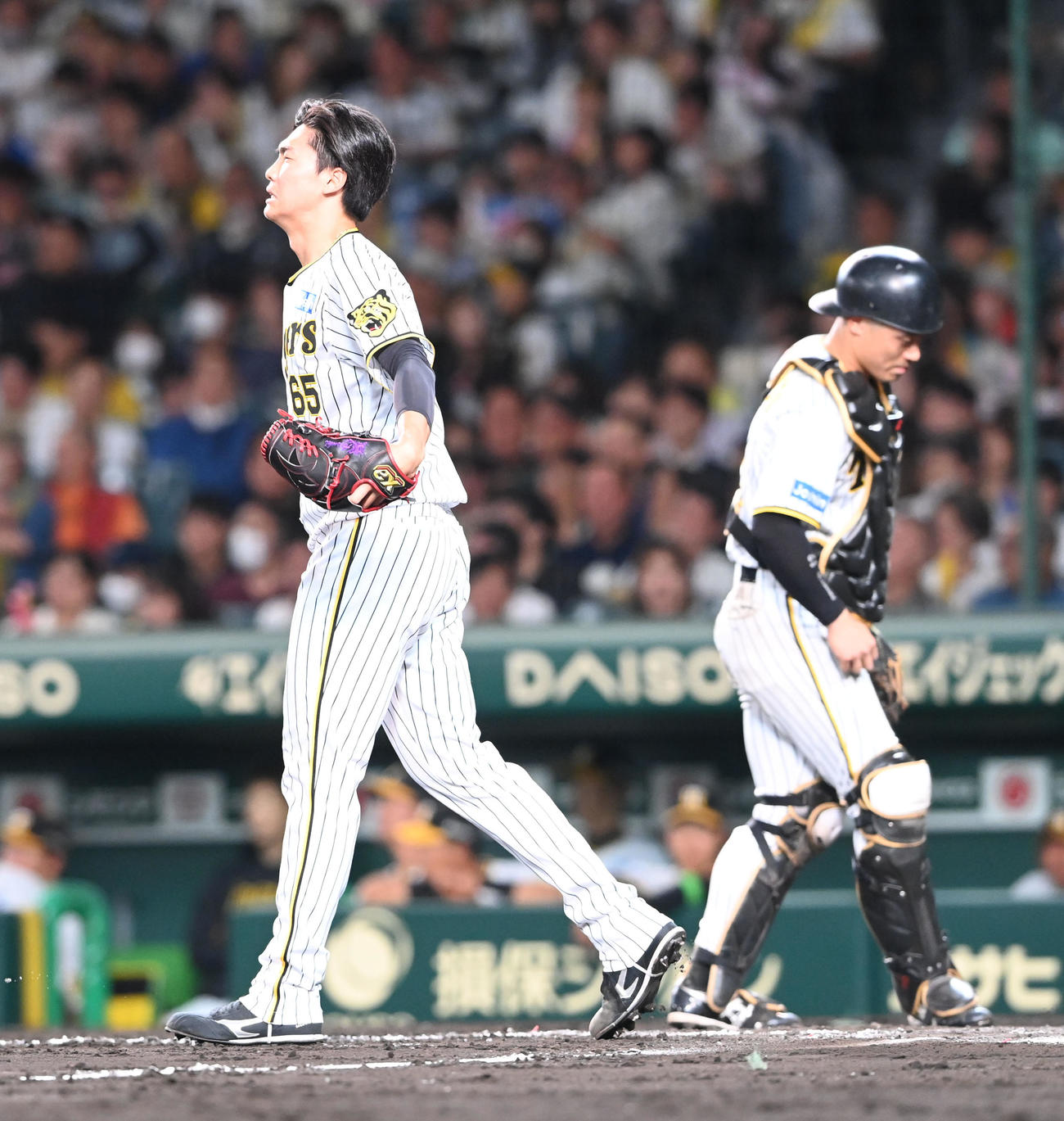 阪神対ロッテ　9回表ロッテ1死二、三塁、藤岡に同点適時打を浴びた湯浅（撮影・和賀正仁）