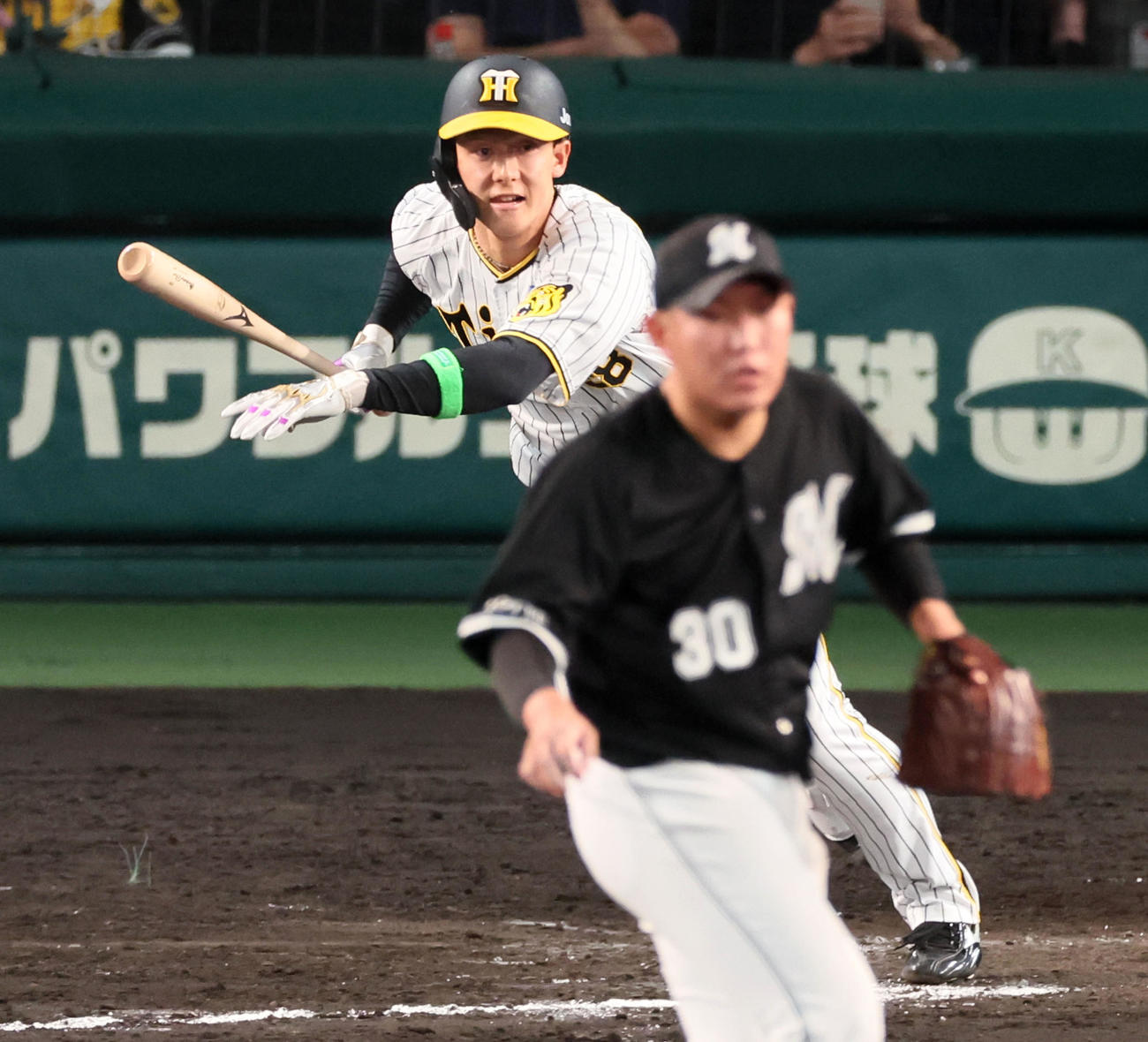 阪神対ロッテ　11回裏阪神1死満塁、小幡はサヨナラ中前適時打を放つ。投手広畑（撮影・加藤哉）