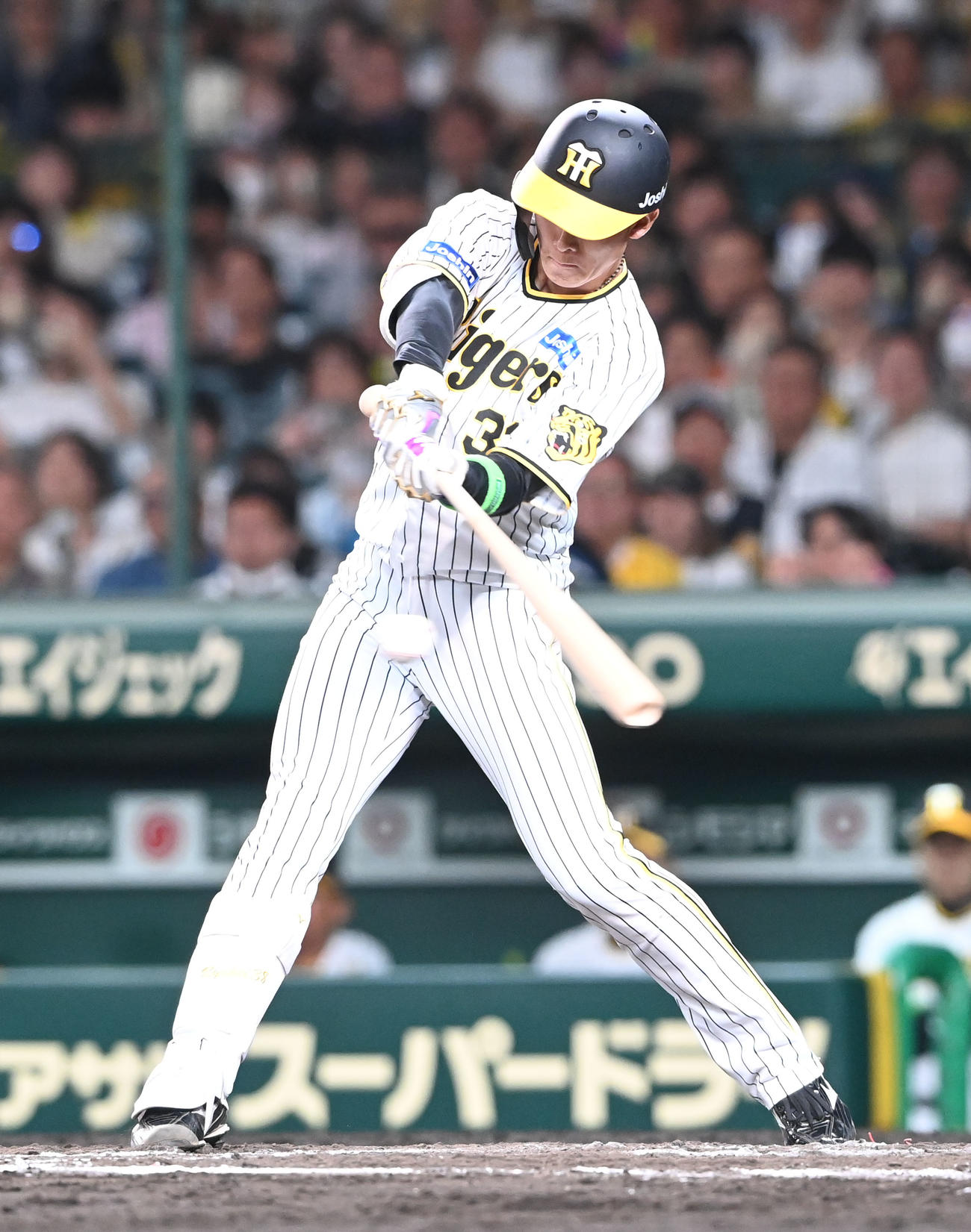 阪神対ロッテ　11回裏阪神1死満塁、中前にサヨナラ打を放つ小幡（撮影・和賀正仁）