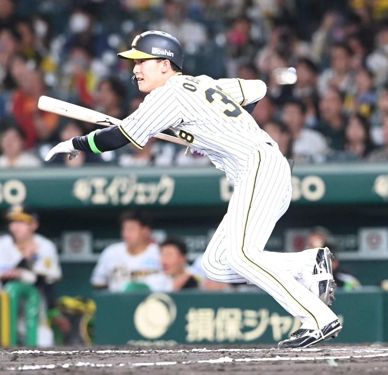 阪神対ロッテ　11回裏阪神1死満塁、中前にサヨナラ打を放つ小幡（撮影・和賀正仁）