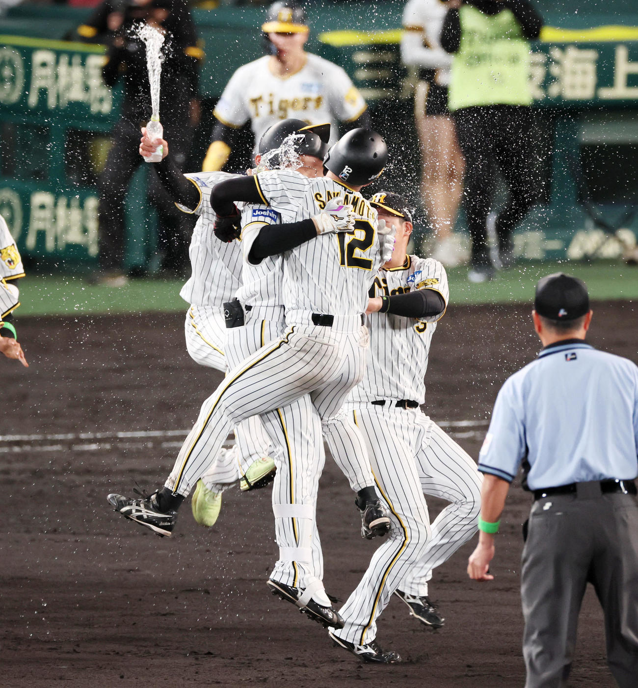 阪神対ロッテ　11回裏阪神1死満塁、小幡（左）は中前適時打を放ってサヨナラ勝ちとなり坂本と抱き合い喜んだ（撮影・加藤哉）