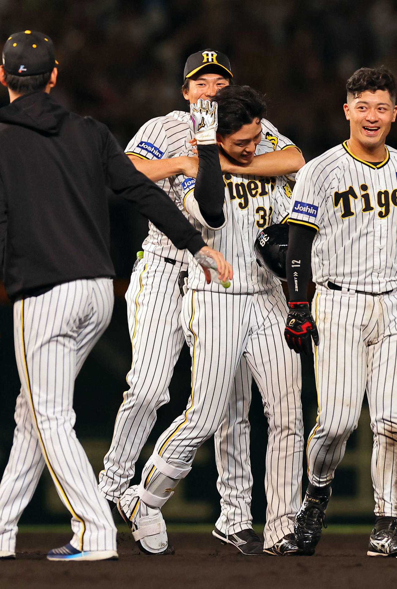 阪神対ロッテ　サヨナラ適時打を放った小幡（中央）の首を絞めて祝福する湯浅（撮影・上田博志）