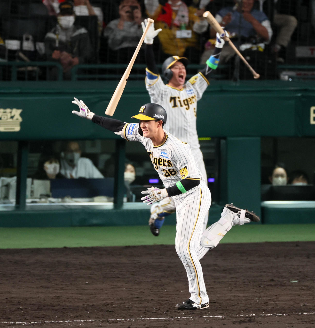 阪神対ロッテ　11回裏阪神1死満塁、小幡は中前適時打を放ちサヨナラ勝ち（撮影・加藤哉）