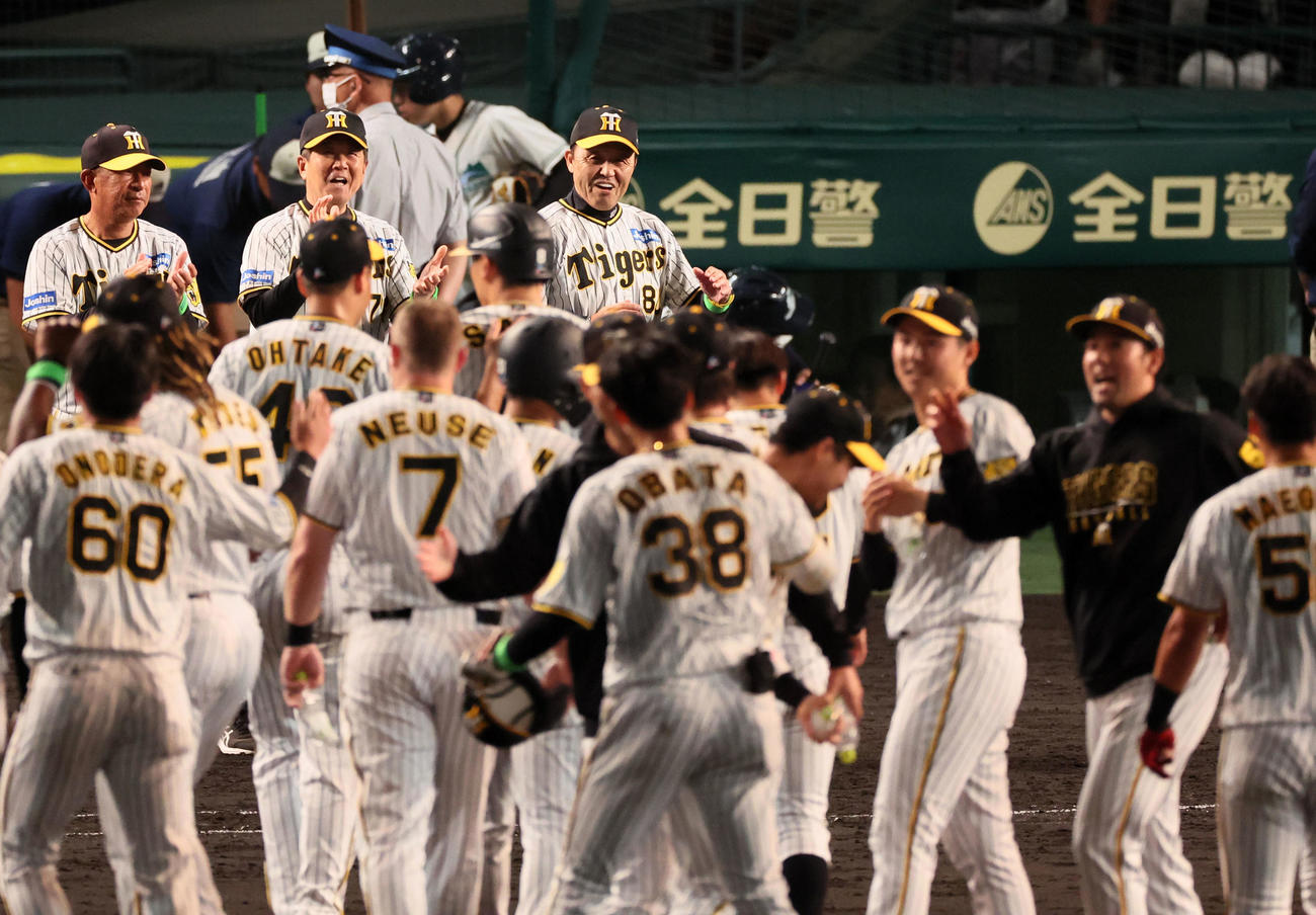 阪神対ロッテ　11回裏阪神1死満塁、小幡の中前適時打でサヨナラ勝ちとなり笑顔でナインを見つめる岡田監督（撮影・加藤哉）