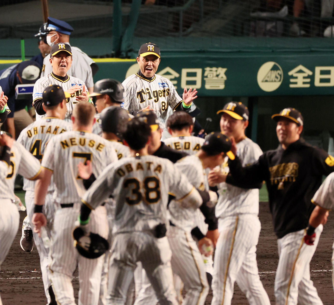 阪神対ロッテ　11回裏阪神1死満塁、小幡の中前適時打でサヨナラ勝ちとなり笑顔でナインを見つめる岡田監督（撮影・加藤哉）