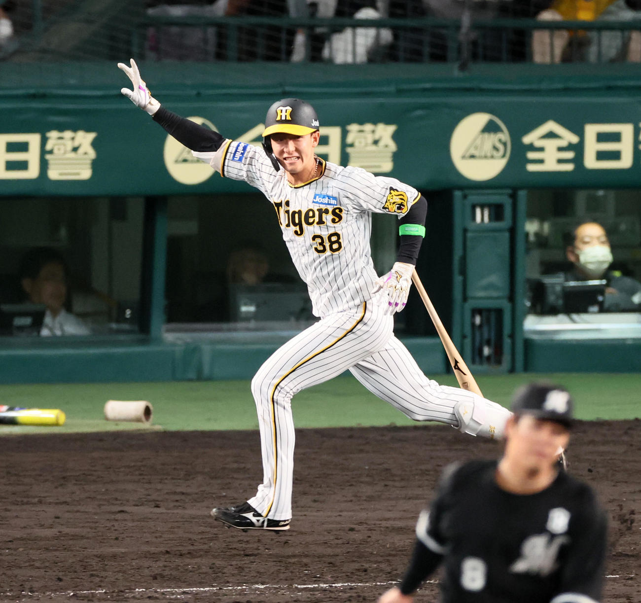 阪神対ロッテ　11回裏阪神1死満塁、小幡は中前適時打を放ちサヨナラ勝ち（撮影・加藤哉）