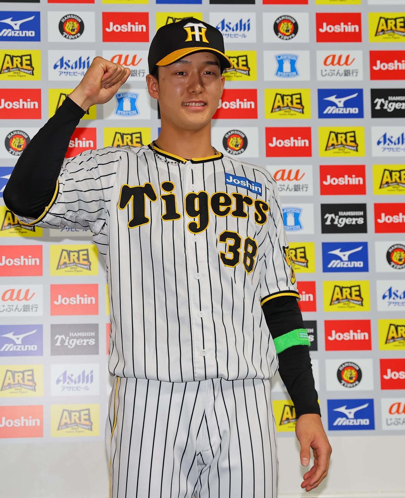 阪神対ロッテ　サヨナラ適時打を放った小幡はお立ち台でガッツポーズをする（撮影・上田博志）