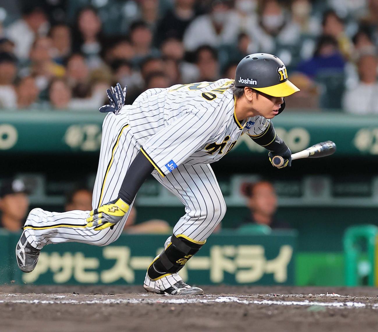 11回裏阪神無死一塁、梅野は中前打を放つ（撮影・上田博志）