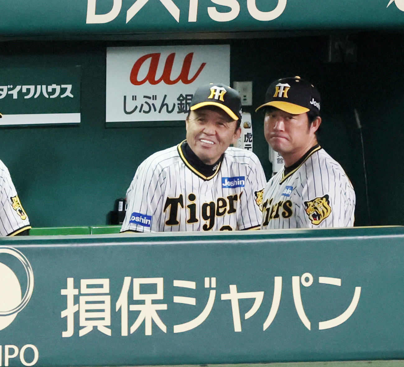 阪神対ロッテ　6回表を終えベンチで笑顔を見せる岡田監督（撮影・加藤哉）