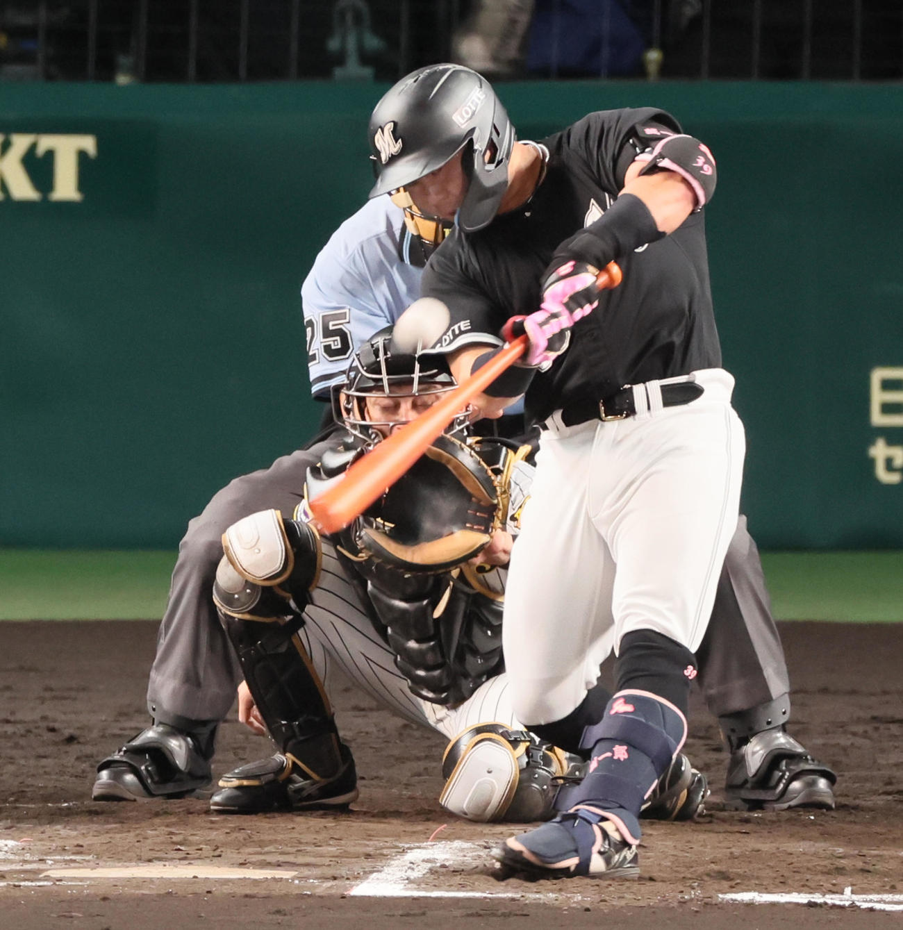 阪神対ロッテ　7回表ロッテ1死一塁、代打大下は左越え2点本塁打を放つ（撮影・加藤哉）