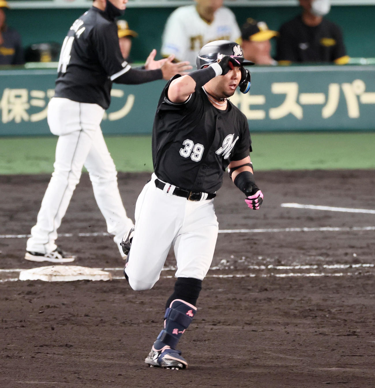 阪神対ロッテ　7回表ロッテ1死一塁、代打大下は左越え2点本塁打を放つ（撮影・加藤哉）