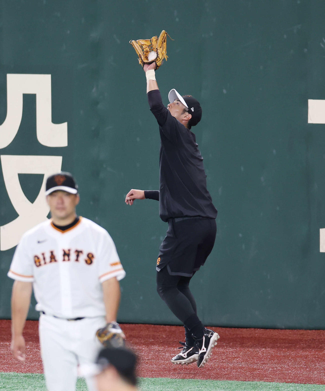 巨人対日本ハム　試合前、打球を捕球する巨人若林（撮影・宮地輝）