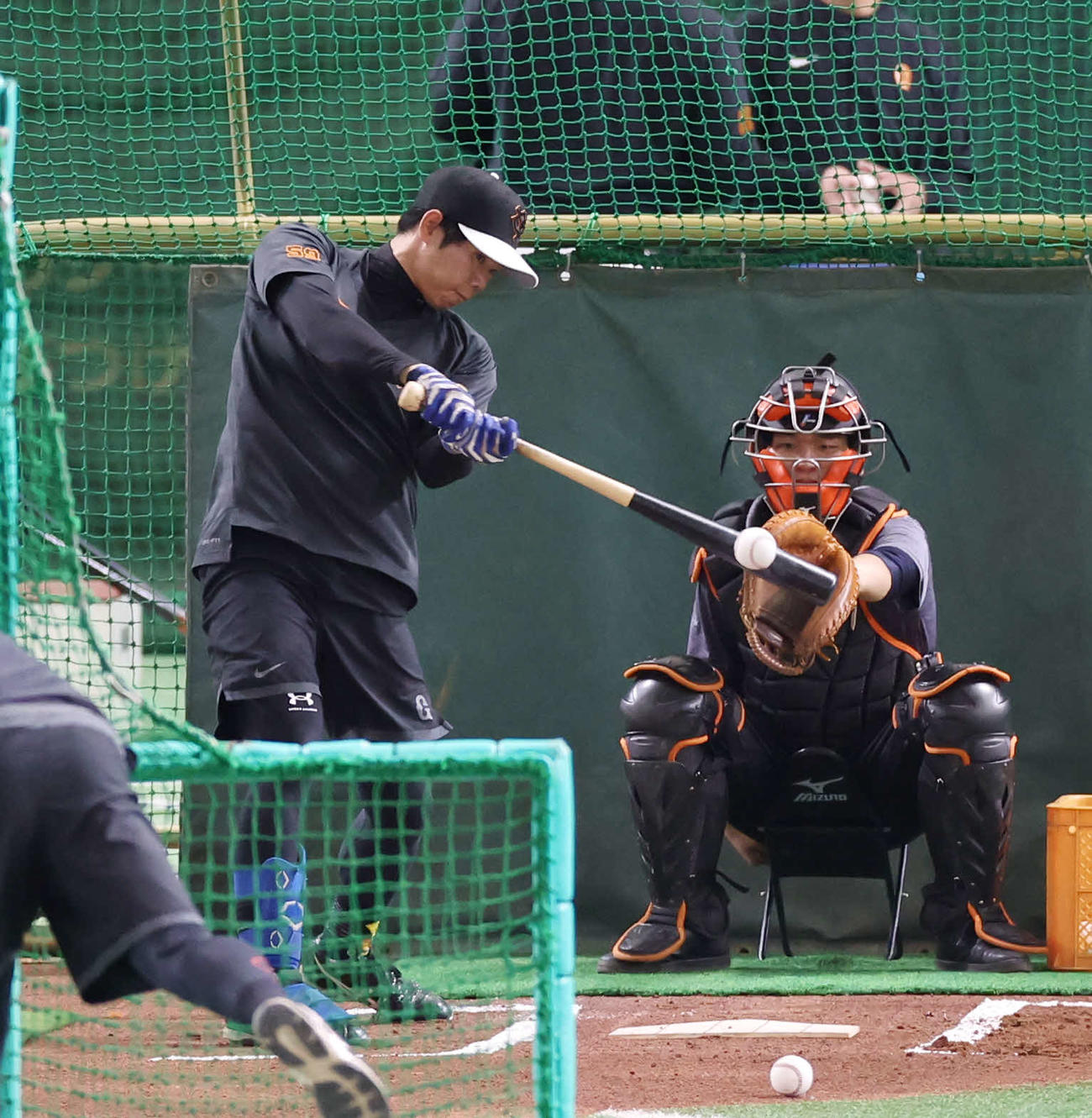 巨人対日本ハム　試合前、打撃練習する巨人松原（撮影・宮地輝）