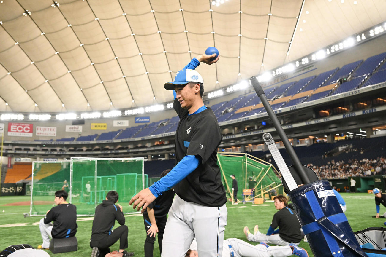 巨人対日本ハム　試合前練習に臨む日本ハム加藤豪（撮影・滝沢徹郎）