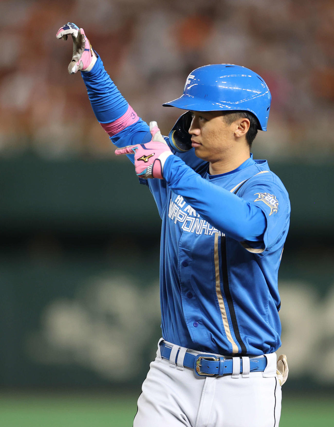 巨人対日本ハム　3回表日本ハム1死、デビューから出場8試合連続安打となる中前打を放ちベンチにポーズを見せる加藤豪（撮影・河野匠）