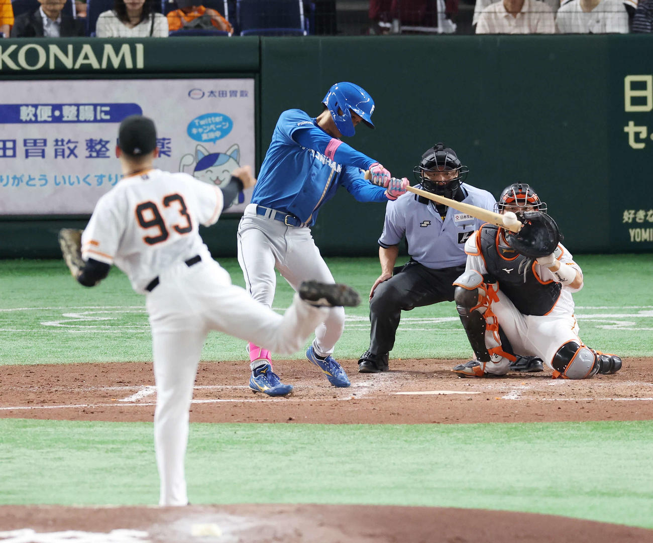 巨人対日本ハム　3回表日本ハム1死、中前打を放つ加藤豪。投手松井（撮影・宮地輝）