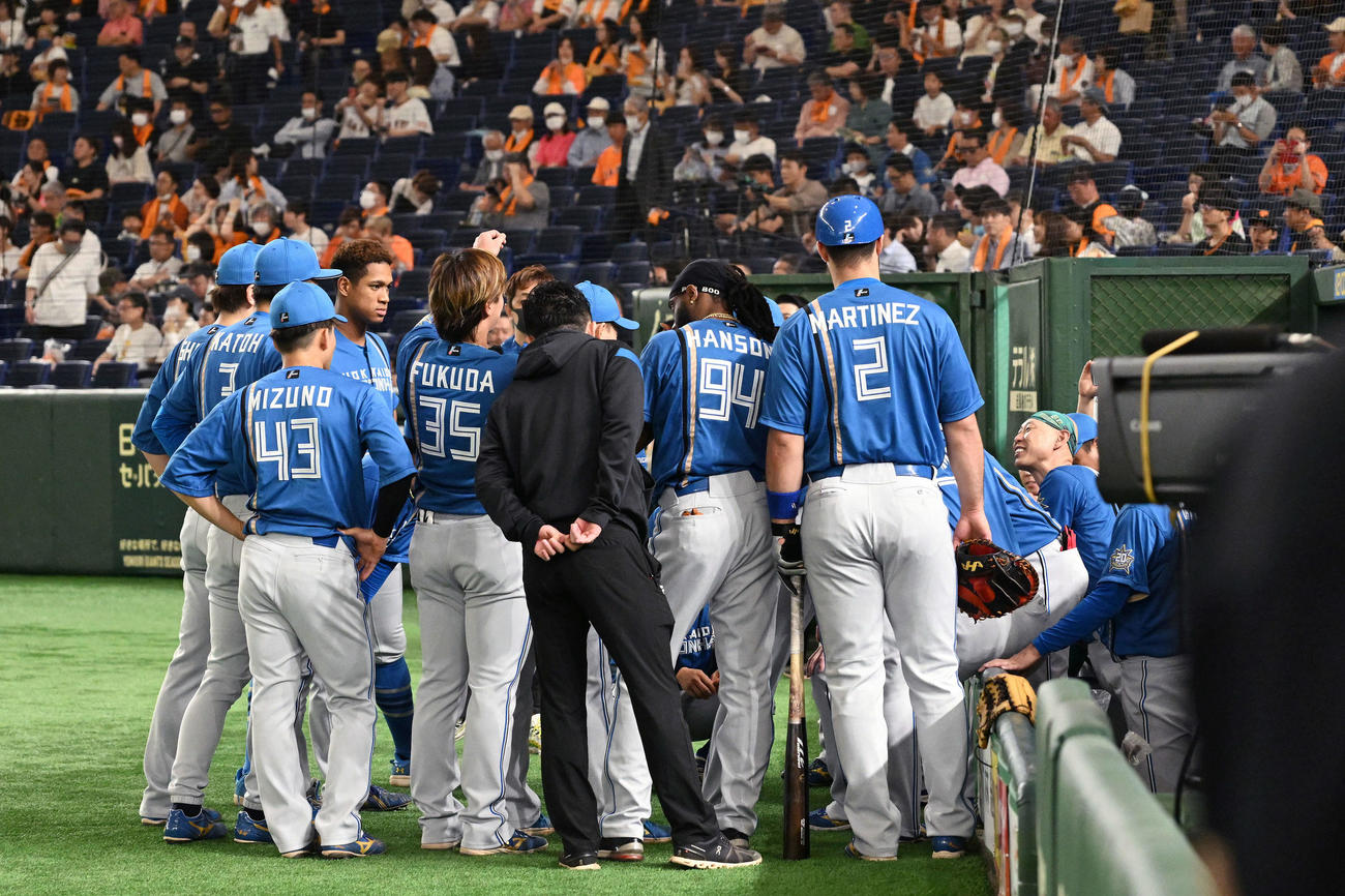 巨人対日本ハム　試合前に円陣を組む日本ハムの選手たち（撮影・滝沢徹郎）