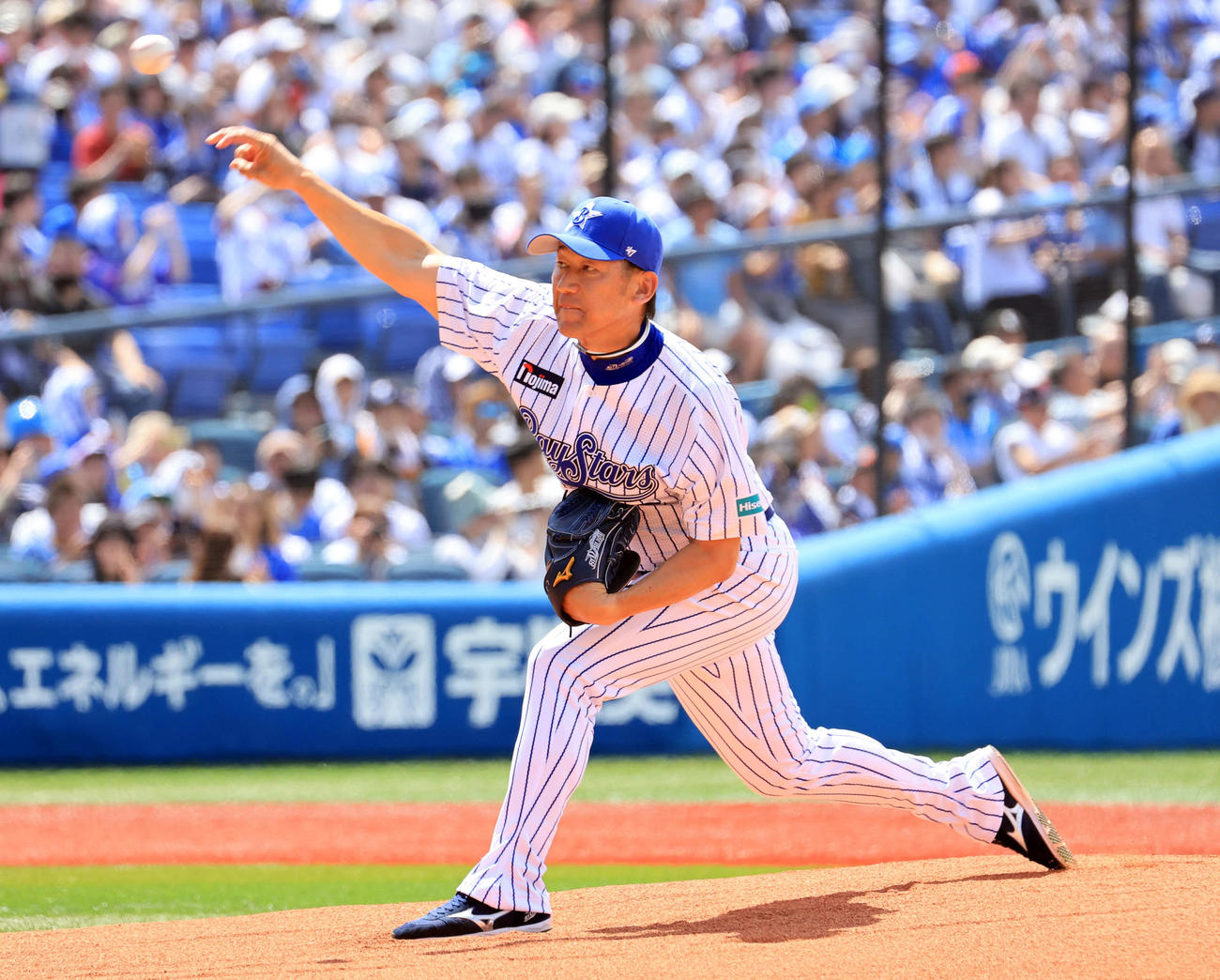 DeNA対西武　1998年横浜日本一の再現で、投げ込むDeNA三浦監督（撮影・浅見桂子）