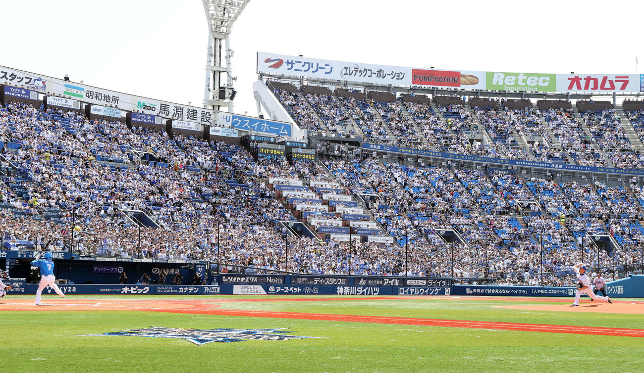 DeNA対西武　1998年横浜日本一の再現で、当時のユニホームで対決するDeNA三浦監督（右）と西武松井監督（撮影・浅見桂子）