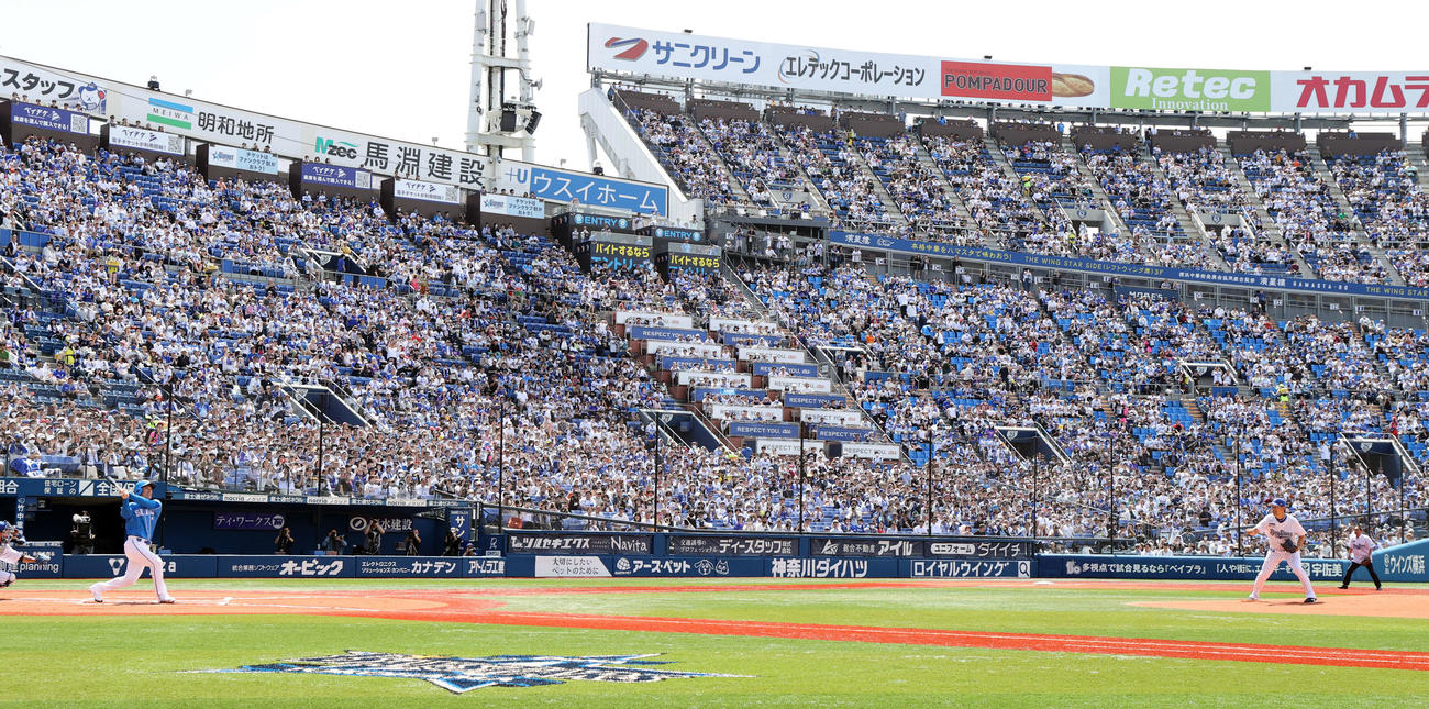 DeNA対西武　1998年横浜日本一の再現で、当時のユニホームで対決するDeNA三浦監督（右）と西武松井監督（撮影・浅見桂子）