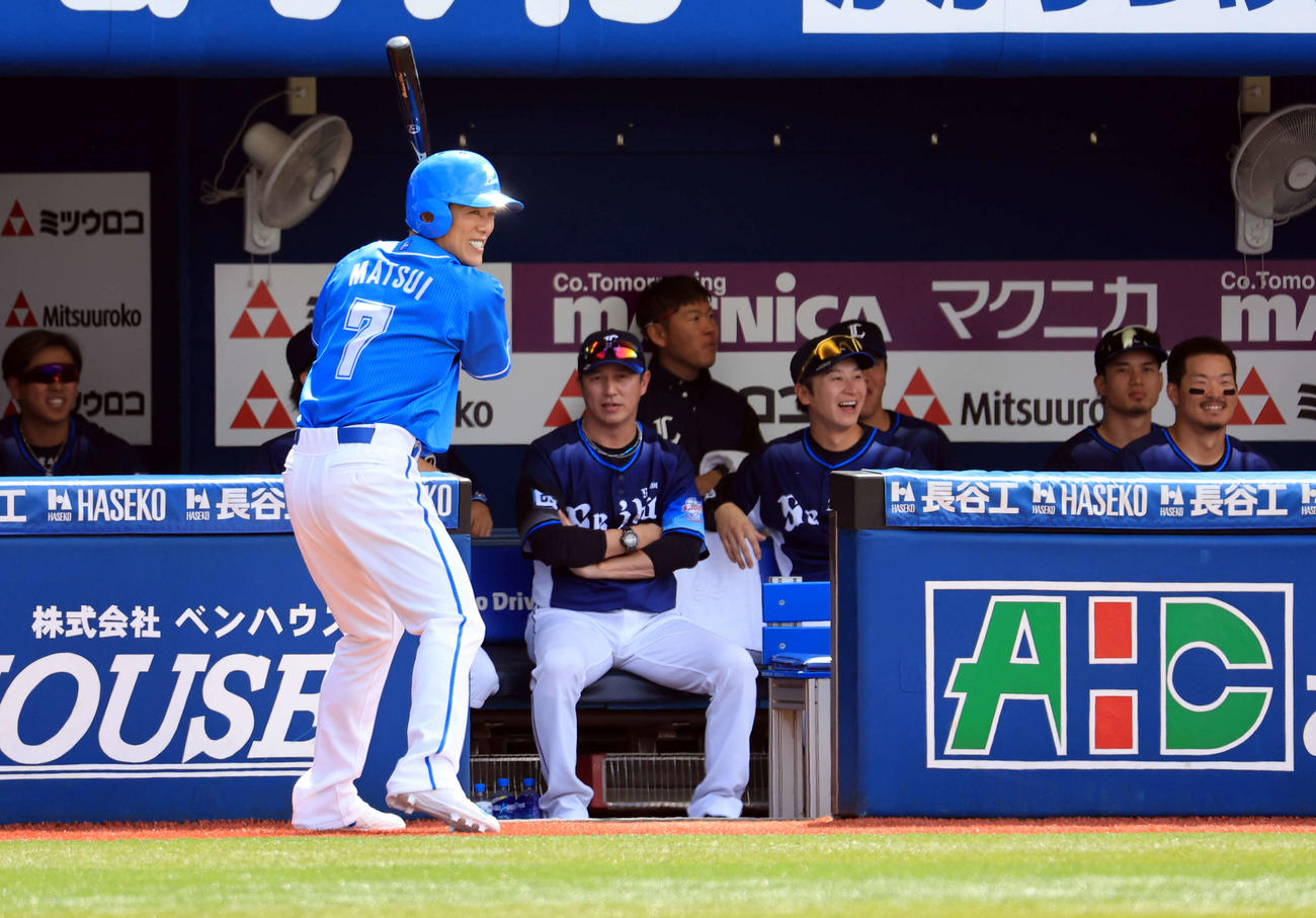 DeNA対西武　1998年横浜日本一の再現で、当時のユニホームを着てベンチ前で素振りする西武松井監督（撮影・浅見桂子）