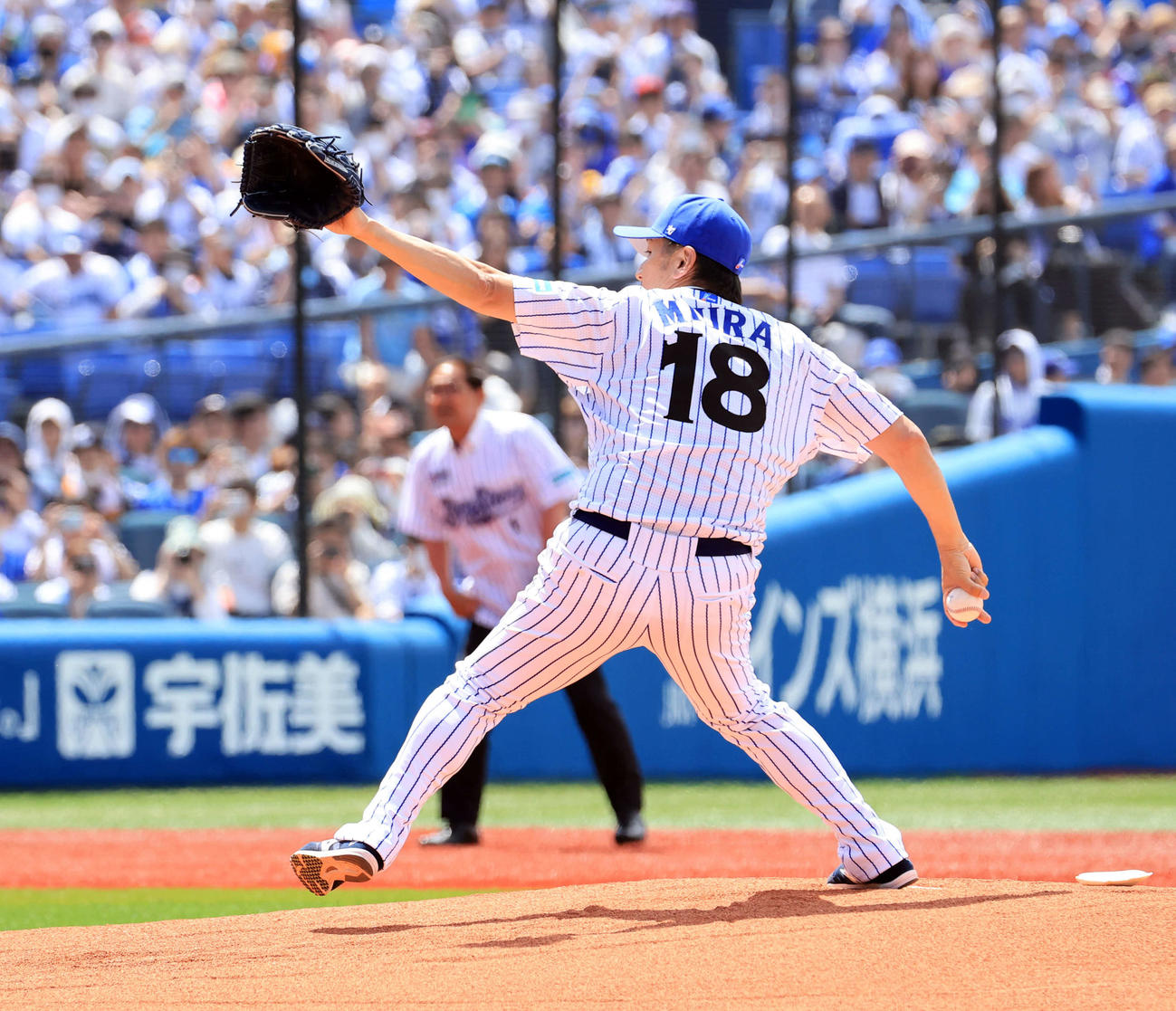 DeNA対西武　1998年横浜日本一の再現で、投げ込むDeNA三浦監督（撮影・浅見桂子）
