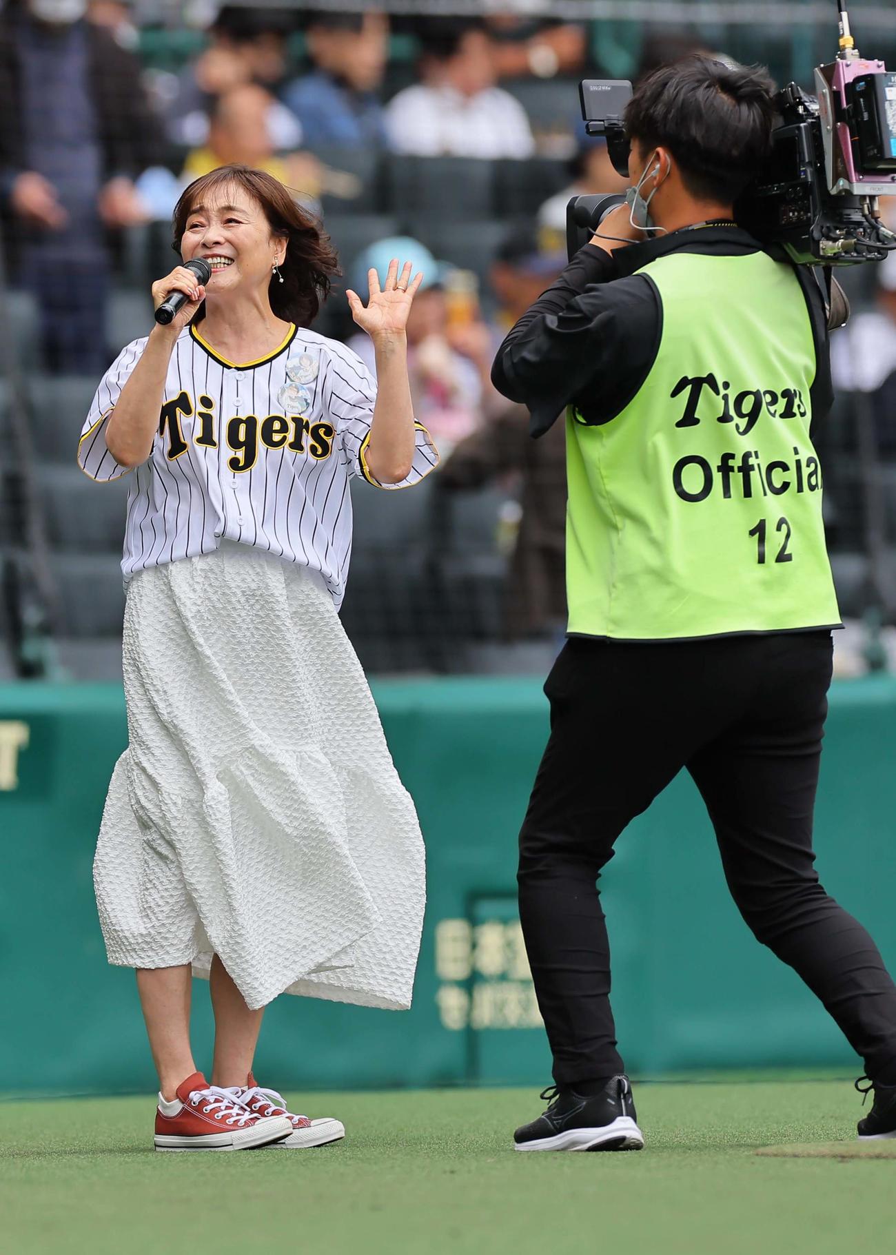 阪神対ロッテ　ファーストピッチセレモニーに登場した声優の日高のり子（撮影・上田博志）