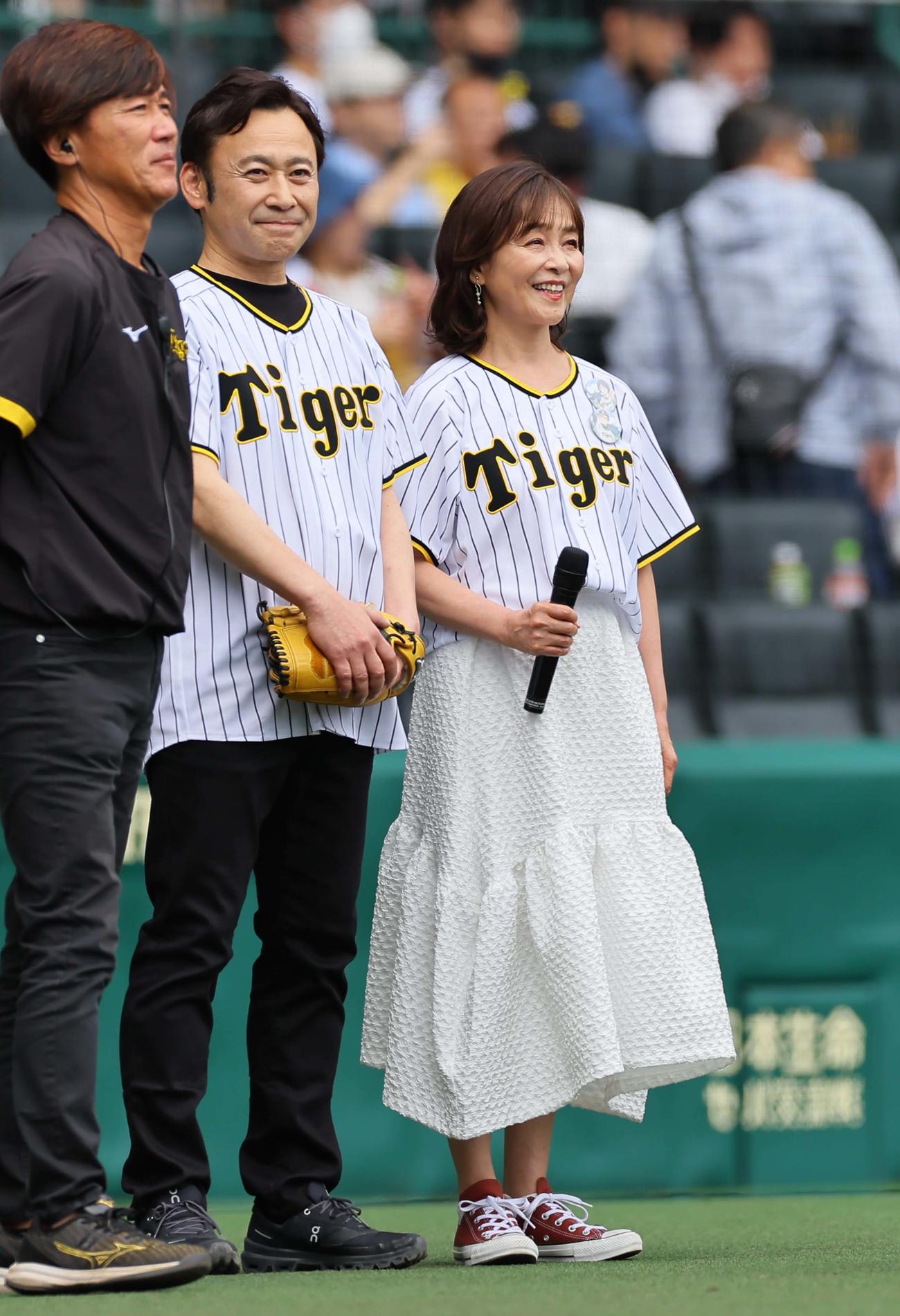 阪神対ロッテ　ファーストピッチセレモニーに登場した声優の日高のり子（右）と高木渉（撮影・上田博志）