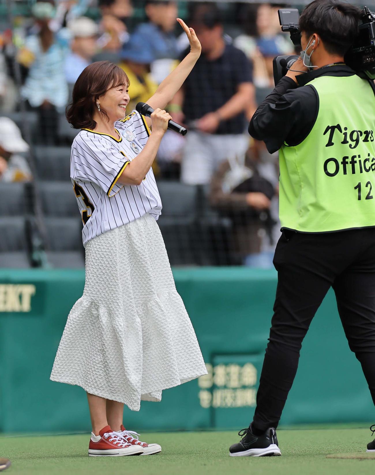 阪神対ロッテ　ファーストピッチセレモニーに登場した声優の日高のり子（撮影・上田博志）
