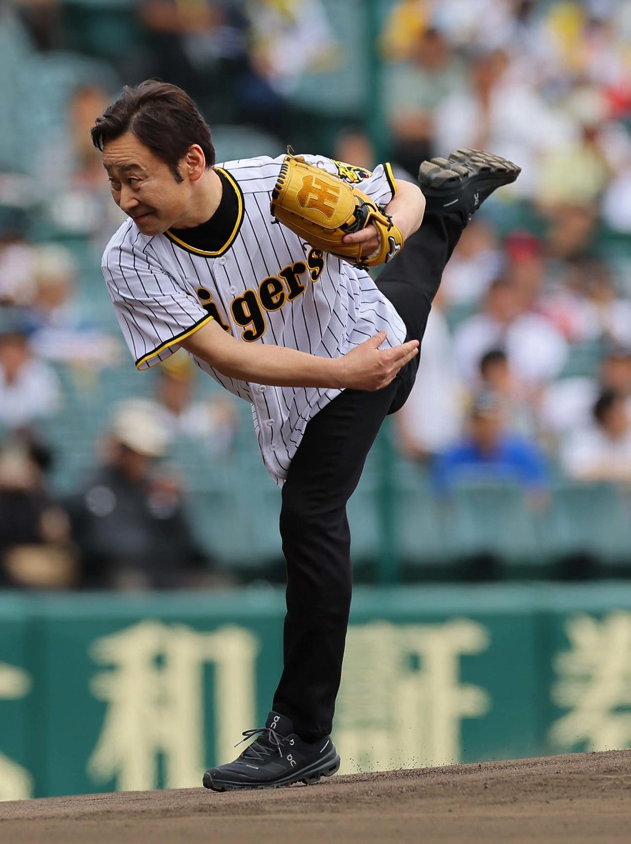 阪神対ロッテ　ファーストピッチセレモニーで華麗な投球を見せる声優の高木渉（撮影・上田博志）