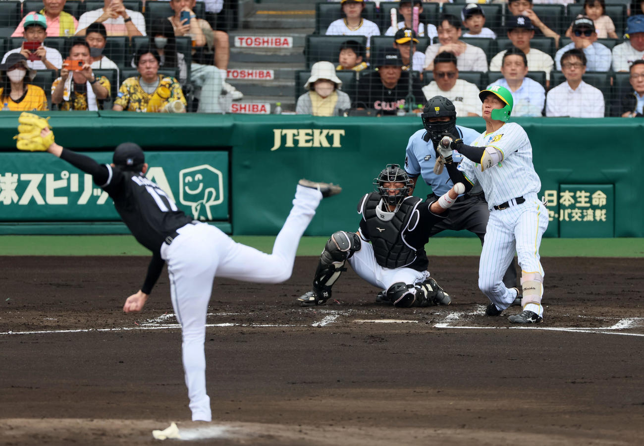 阪神対ロッテ　2回裏阪神2死、死球を受ける森下。投手は佐々木朗（撮影・加藤哉）