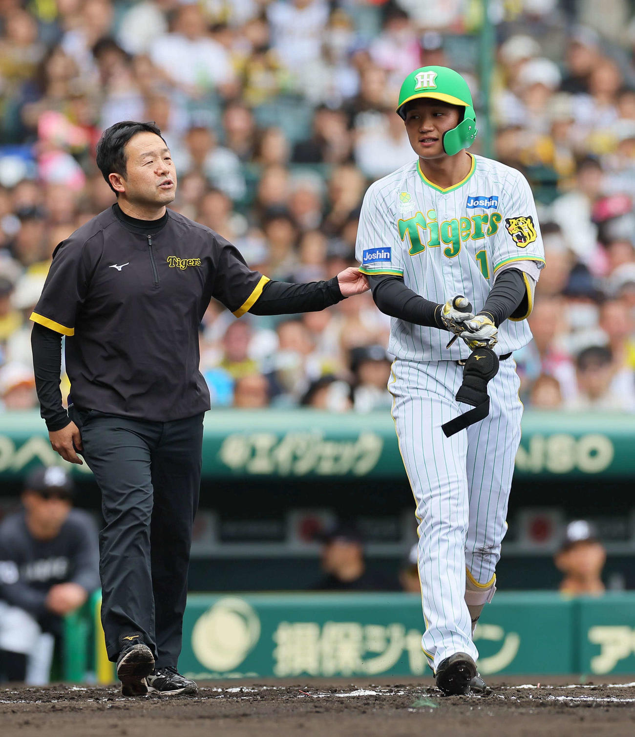 阪神対ロッテ　2回裏阪神2死、森下は佐々木朗から死球を受ける（撮影・上田博志）