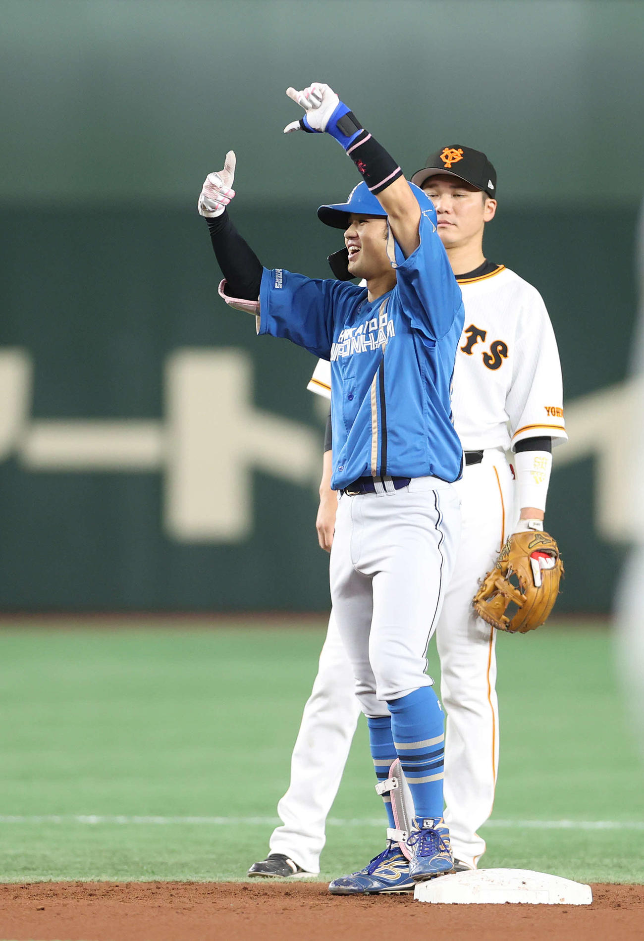 巨人対日本ハム　2回表日本ハム2死一、三塁、適時二塁打を放ちベンチに向かってポーズをとる細川（撮影・河野匠）