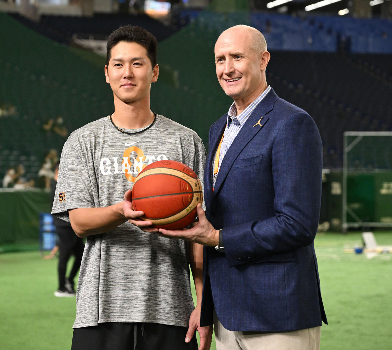 巨人対日本ハム　試合前練習で巨人秋広（左）はバスケットボール男子日本代表のトム・ホーバス監督と記念撮影する（撮影・滝沢徹郎）