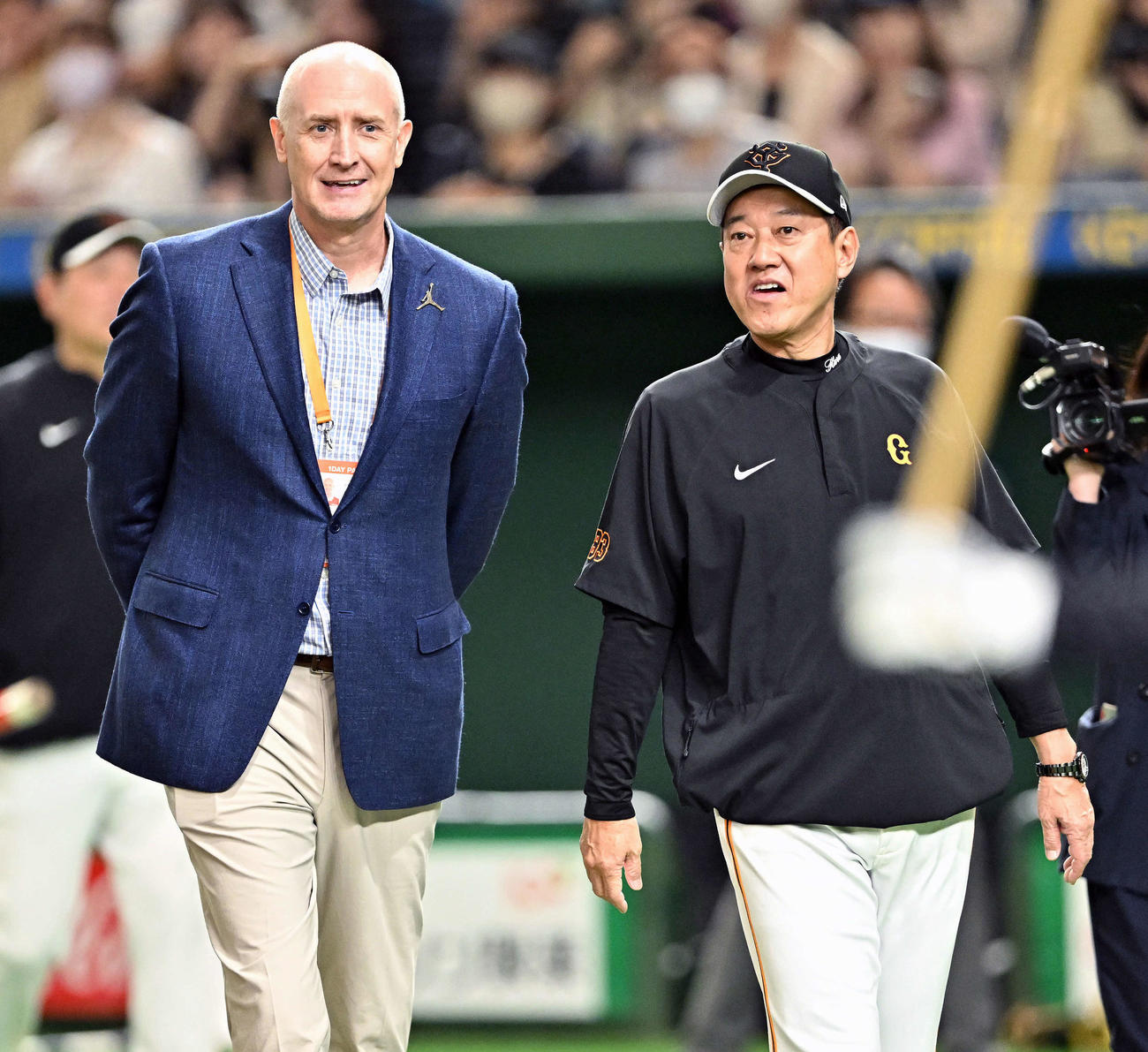 巨人対日本ハム　試合前練習で巨人原監督（右）はバスケットボール男子日本代表のトム・ホーバス監督と話す（撮影・滝沢徹郎）