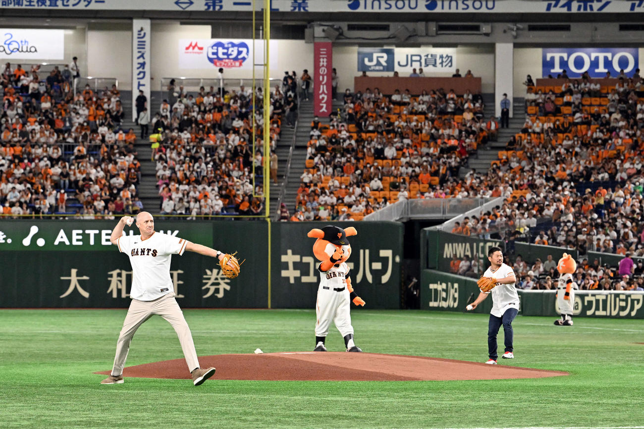 巨人対日本ハム　始球式で投球するバスケットボール男子日本代表のトム・ホーバス監督（手前）とNECグリーンロケッツ東葛の田中史朗（撮影・滝沢徹郎）