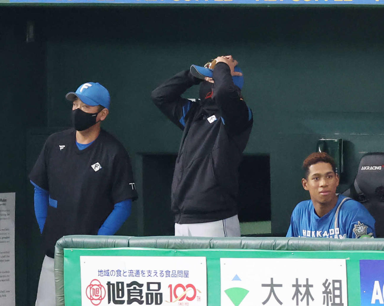 巨人対日本ハム　3回表日本ハム無死、上川畑のファウルの判定にリクエストも変わらず、頭を抱える新庄監督（中央）（撮影・宮地輝）