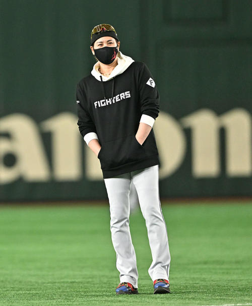 日本ハム】新庄監督が思わず頭を抱える…上川畑大悟の右翼線の打球に