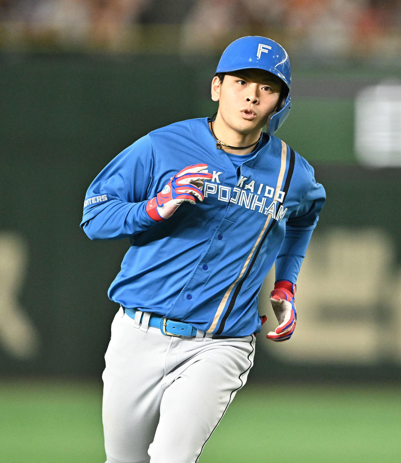 巨人対日本ハム　3回表日本ハム2死一、二塁、左越え3点本塁打を放った野村はダイヤモンドを1周する（撮影・滝沢徹郎）