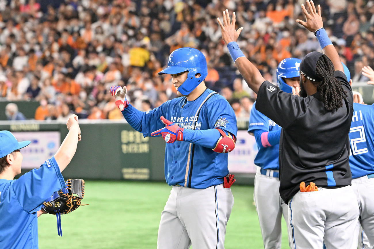 巨人対日本ハム　3回表日本ハム2死一、二塁、左越え3点本塁打を放った野村（中央）は生還しチームメートとポーズを決める（撮影・滝沢徹郎）
