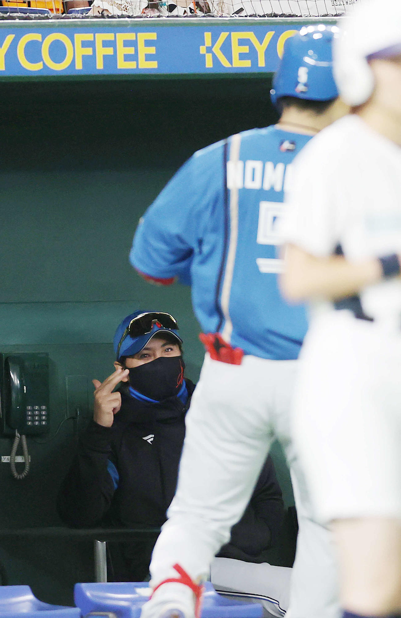 巨人対日本ハム　3回表日本ハム2死一、二塁、左越え3点本塁打を放った野村（手前）をベンチで迎える新庄監督（撮影・河野匠）