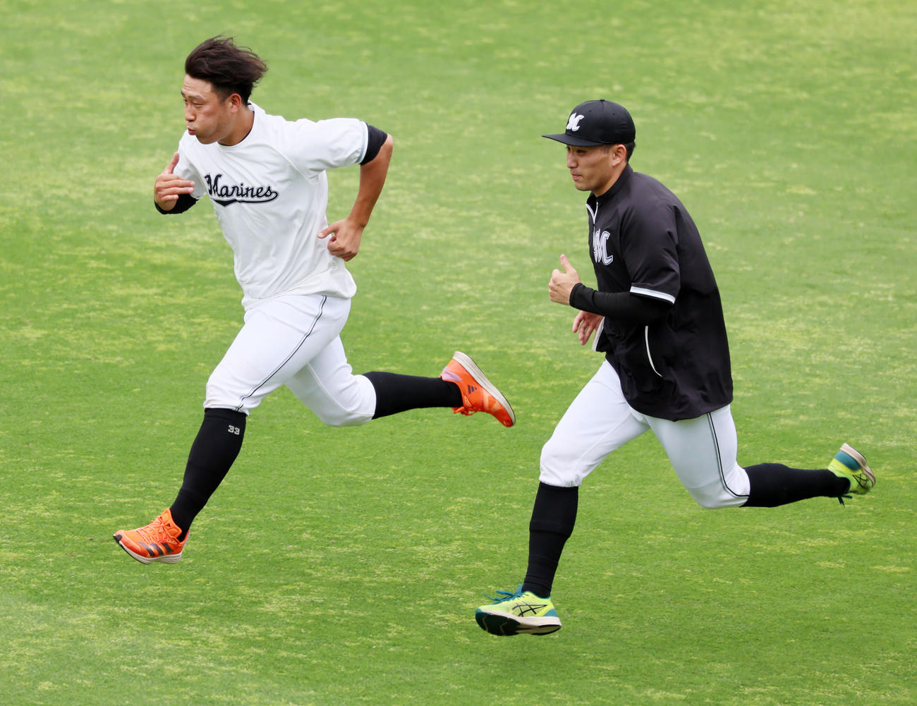 阪神対ロッテ　外野をランニングする八木（左）と小島（撮影・加藤哉）