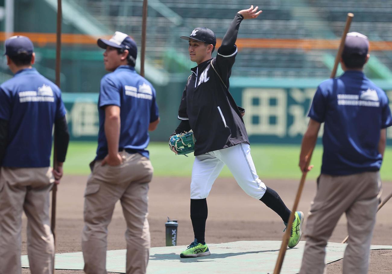 阪神対ロッテ　甲子園球場のマウンドでシャドーピッチングをする小島（撮影・上田博志）